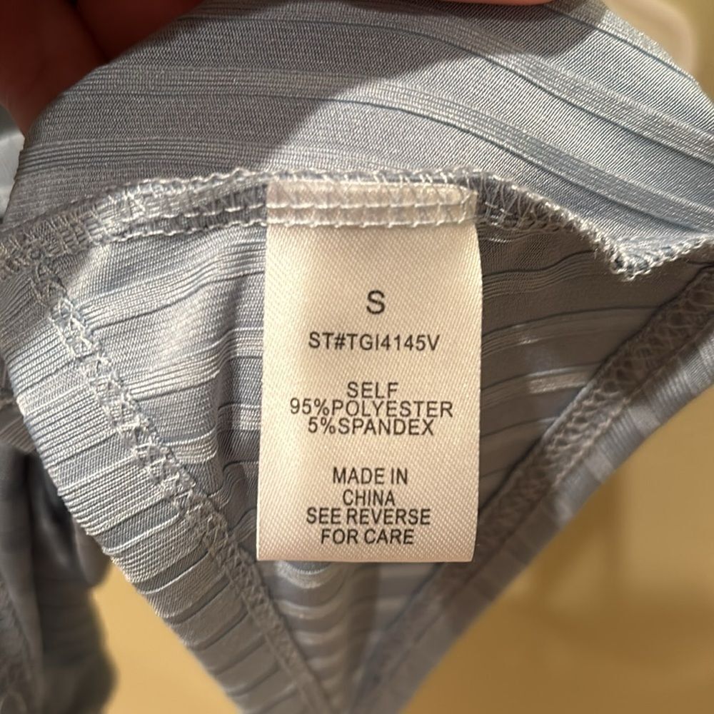 Better Be woman's silky baby blue striped shirt with a cut out in the back - Picture 11 of 12